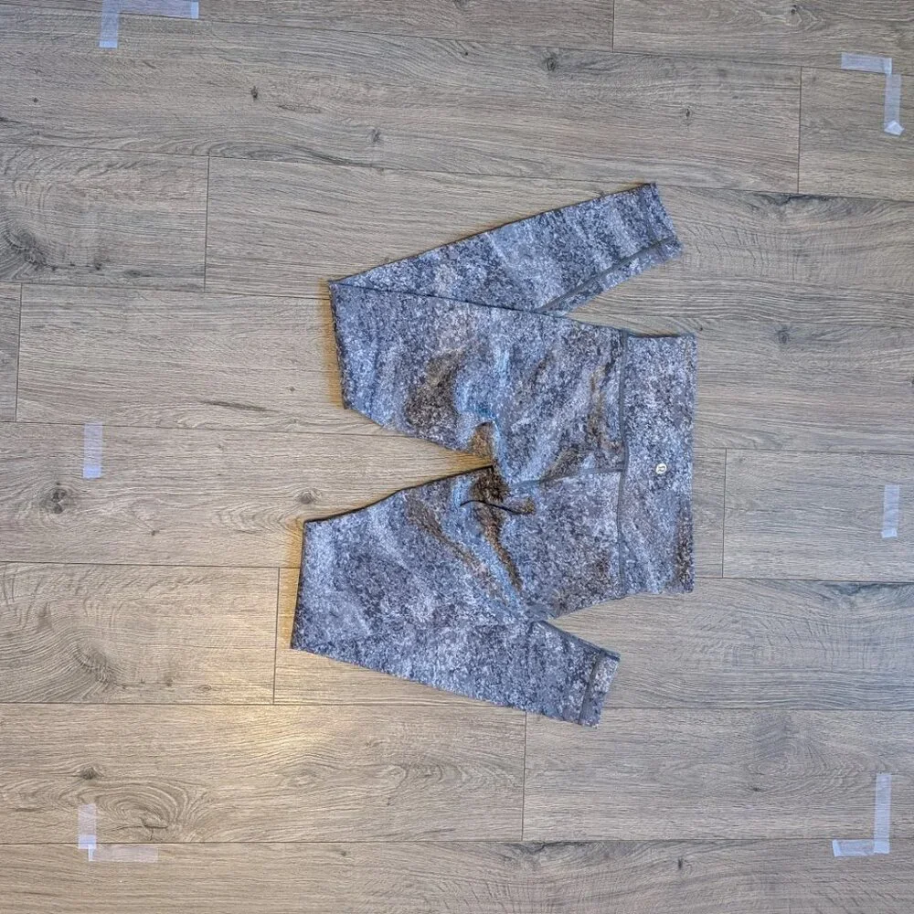 22🖤 Lululemon Align Gray Patterned Leggings — Size 4 🖤 - Picture 2 of 4
